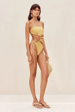 One Pieces><noscript><img width=