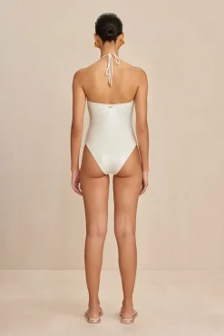 One Pieces><noscript><img width=