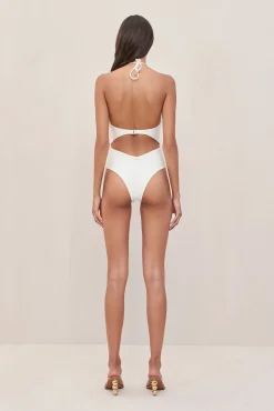 One Pieces><noscript><img width=